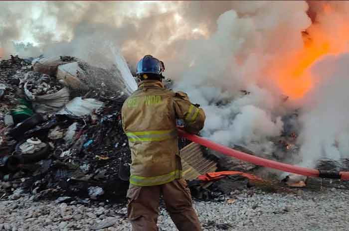 Fuerte_incendio_en_bodega_de_reciclaje_en Edoméx.jpg